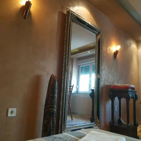 Old Town Hostel *